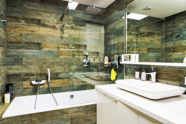 Дизайн интерьера. Большая ванная комната в роскошном доме
 - Фото, изображение