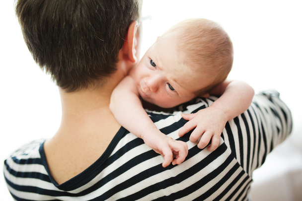 Father holding newborn daughter - Zdjęcie, obraz