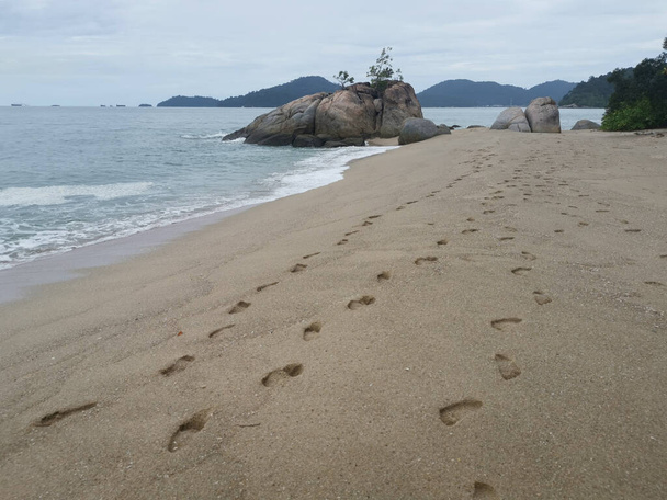 footprint found along the beach towards the boulder. - Foto, afbeelding