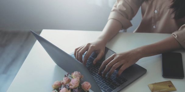 Femme d'affaires utilisant un clavier d'ordinateur portable au bureau - Photo, image