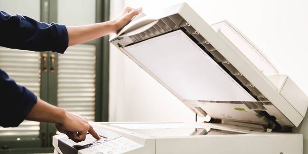 Empresarios mano del teclado en la impresora del panel, impresora, escáner, fotocopiadora láser, equipo de oficina, concepto, empezar a trabajar - Foto, imagen