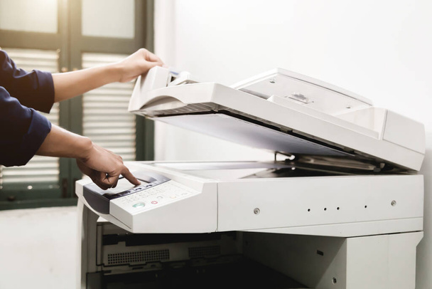 Geschäftsleute Tastatur Hand auf dem Panel Drucker, Drucker, Scanner, Laser-Kopierer, Büroausstattung, Konzept, Arbeitsbeginn - Foto, Bild