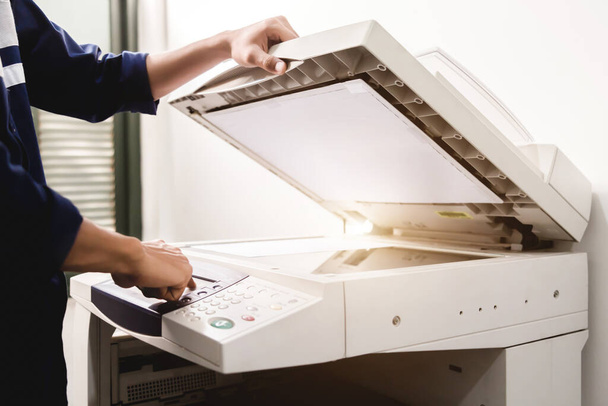 Business people toetsenbord hand op het paneel printer, printer, scanner, laser kopieerapparaat, kantoorapparatuur, concept, beginnen met werken - Foto, afbeelding