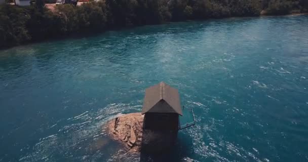 A house on a rock on the Drina River in Serbia - Felvétel, videó