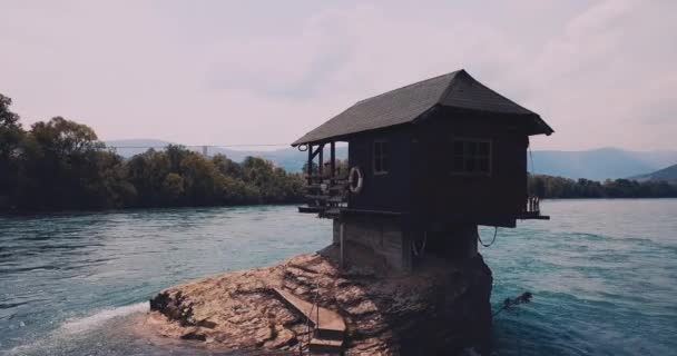 A house on a rock on the Drina River in Serbia - Кадры, видео