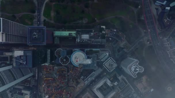 Oiseaux aériens vue aérienne du haut vers le bas panoramique des gratte-ciels du centre-ville dans le centre d'affaires. Tiré à travers des nuages clairsemés. Frankfurt am Main, Allemagne. - Séquence, vidéo
