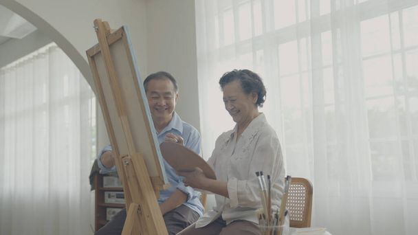 Artist concept of 4k Resolution. Asian families drawing together in the living room. Artist is creating work. Leisure activities and hobbies. - Foto, immagini
