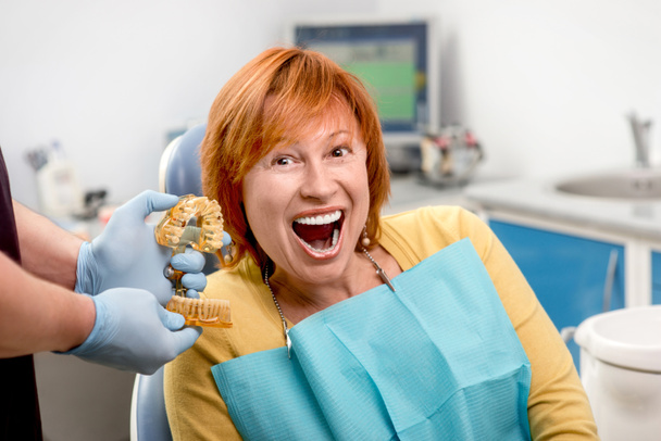 Mulher sênior no consultório odontológico
. - Foto, Imagem