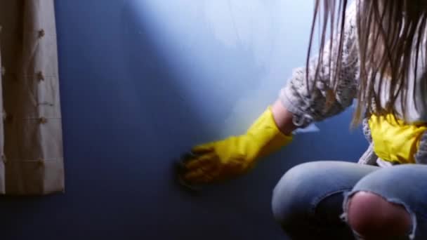 Жінка очищення миття синьої стіни в домашніх умовах середній постріл повільний рух збільшити вибірковий фокус
 - Кадри, відео