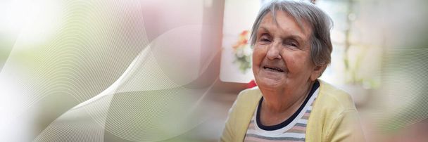 Porträt einer lächelnden älteren Frau; Panorama-Banner - Foto, Bild