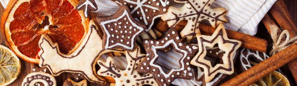 Homemade christmas cookies on wooden table - Fotoğraf, Görsel