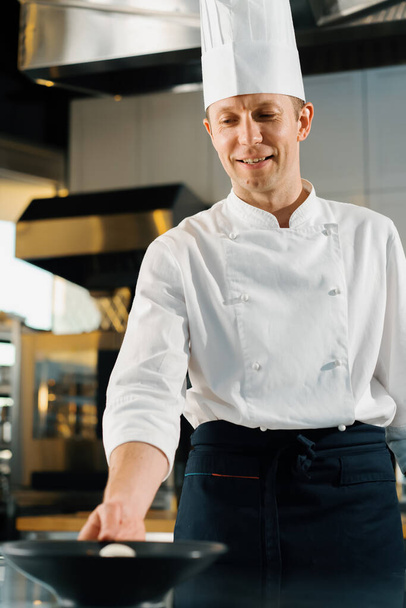 Шеф-кухар, який подає готове брауні з морозивом у професійному ресторані кухні
 - Фото, зображення