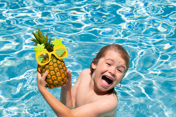 Frutas de verão. Criança na piscina . - Foto, Imagem