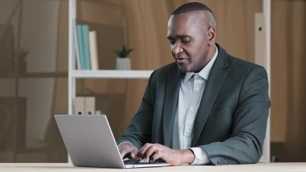 Африканський старий дорослий чоловік, щасливий онлайн бронювання додаток рекламний жест Лідер введення ноутбука виграш бізнес-перемоги гарна ідея відмінний результат узгоджується з великим робочим стартапом - Кадри, відео