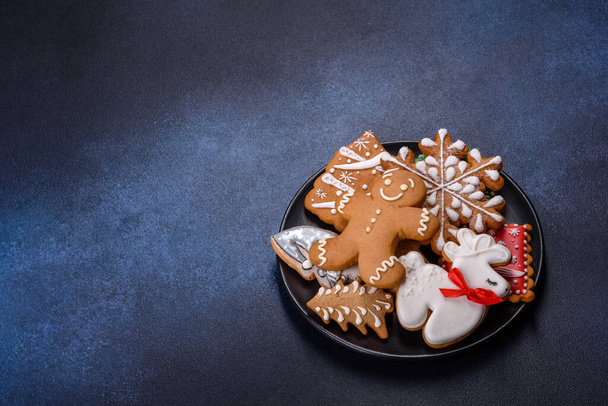 Lebkuchen zu Weihnachten. Leckere Lebkuchen mit Honig, Ingwer und Zimt. Winterzusammensetzung - Foto, Bild