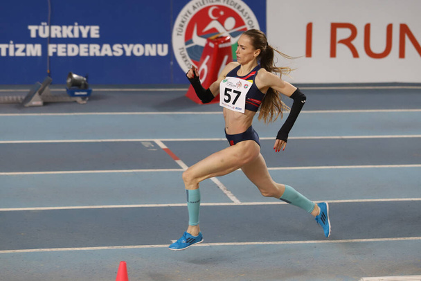 ISTANBUL, TURKEY - MARCH 05, 2022: Mirela Lavric running during Balkan Athletics Indoor Championships in Atakoy Athletics Arena - Foto, afbeelding