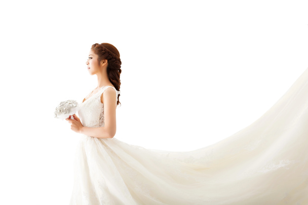 Молодая красивая невеста с цветами - Фото, изображение
