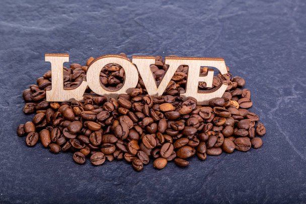 Lähikuva kahvipapuja muotoinen sydän ja kirjoitus rakkaus. - Valokuva, kuva