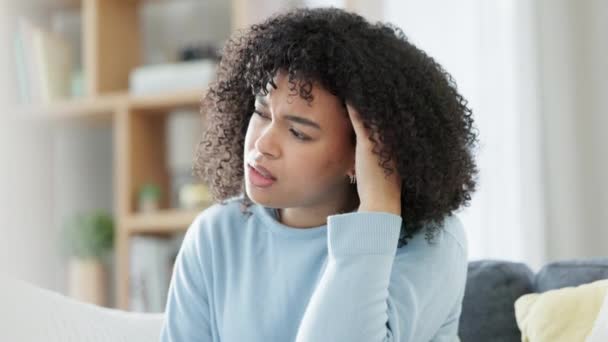 Αγχωμένη, αγχωμένη και δυστυχισμένη Αφροαμερικανίδα στο σπίτι με πονοκέφαλο. Προβλήματα, προβλήματα και ανησυχία που προκαλούν πόνο και ένταση. Εργασία, οικογένεια ή προσωπικό πρόβλημα που προκαλεί προβλήματα υγείας. - Πλάνα, βίντεο