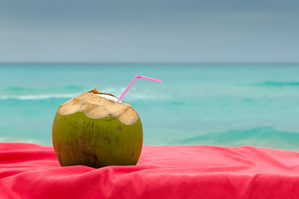 Kokosnuss-Cocktail, Meeresküste - Foto, Bild