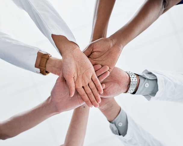Об'єднання заради якості охорони здоров'я. Крупним планом знімок групи медичних працівників, що з'єднуються разом в тулуб
 - Фото, зображення