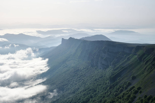 Сьєрра - де - Андія (гора Веріан) рано - вранці з хмарами, що вкривають долину (Сьєрра - де - Андія, Наварра, Іспанія).. - Фото, зображення