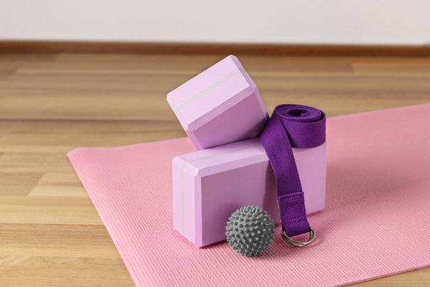 Yoga-Blöcke, Gymnastikmatte und Yoga-Gürtel zum Training. Yoga-Ausrüstung. - Foto, Bild