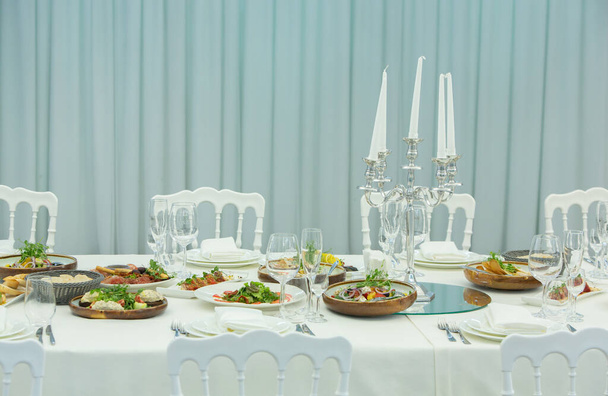 Порожній банкетний зал готовий приймати гостей на літній терасі. білий святковий стіл
 - Фото, зображення