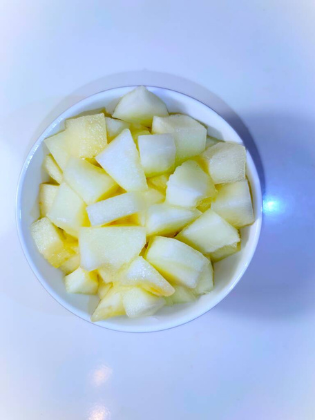 Morceau de melon vert sur fond blanc - Photo, Image