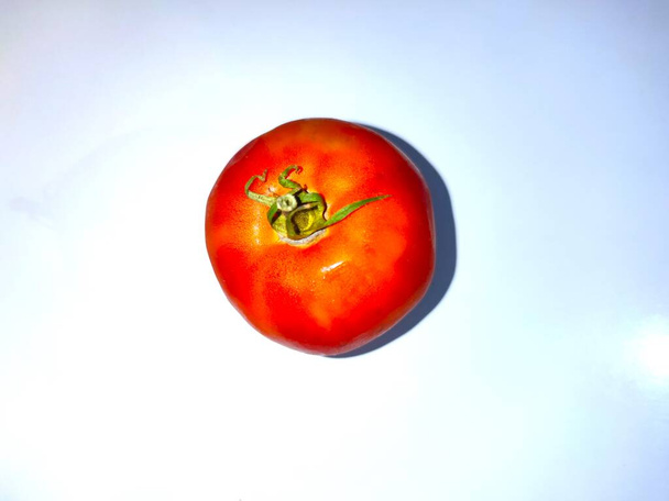 Tomate sur fond blanc - Fotó, kép