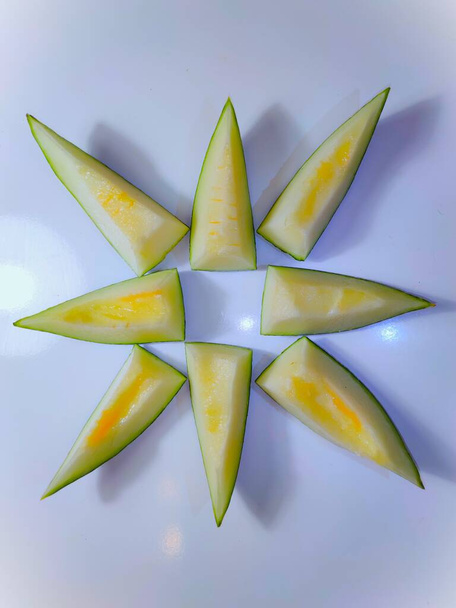 Melon vert sur fond blanc - Фото, изображение