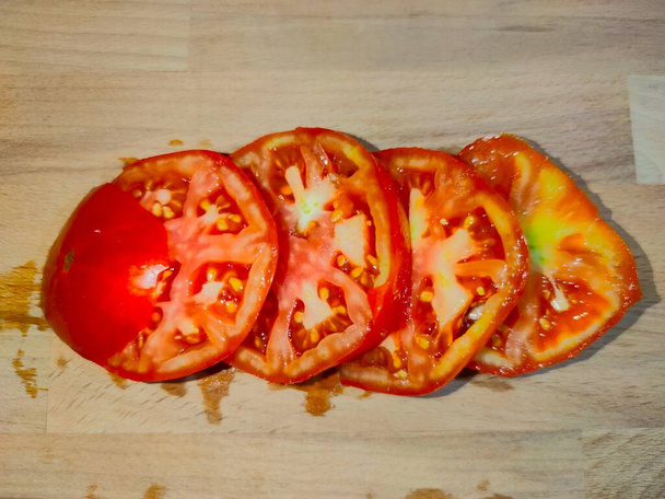 Rondelles tomate fond bois - Photo, Image
