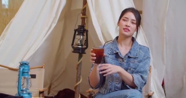 Beautiful Asian girls are happy to drink soft drinks. Slow Motion 4K DCI (The submitted footage is a grouping shooting arrangement) - Video, Çekim