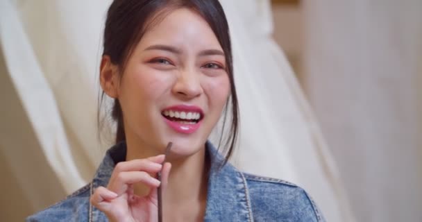 Beautiful Asian girl with a smile and happiness. CU Shot, Slow Motion, 4K (The submitted footage is a grouping shooting arrangement) - Filmagem, Vídeo