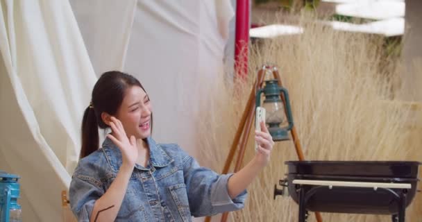 Beautiful Asian women have fun and happy video calling. 4K DCI (The submitted footage is a grouping shooting arrangement) - Filmagem, Vídeo