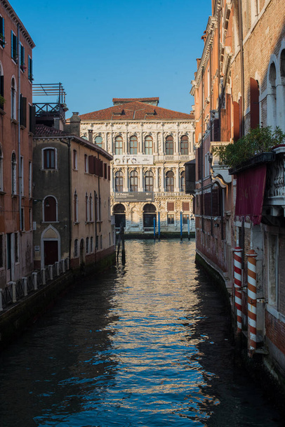 Вузька вулиця і канал Венеції - Фото, зображення