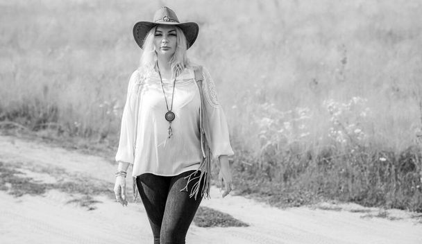 Woman Plus size in American country style black boho jacket, with a fringe, shirt and cowboy hat at nature - Fotografie, Obrázek