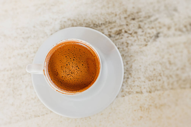 Сильна кава в порцеляновій чашці на столі в кафе. Підбадьорливий і ароматний напій decaf
 - Фото, зображення
