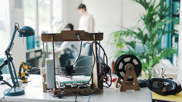 3D printer and tools on the laboratory desk: additive manufacturing, prototyping and engineering concept - Foto, imagen