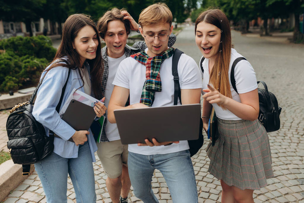 Young people looking at laptop together - Foto, Bild
