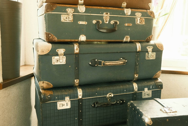 Eski model seyahat bavulları. Çeşitli yeşil ve kahverengi bavullar. Nostalji - Fotoğraf, Görsel