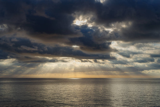 nuvole di cumulo scuro che aleggiano sul mare
 - Foto, immagini
