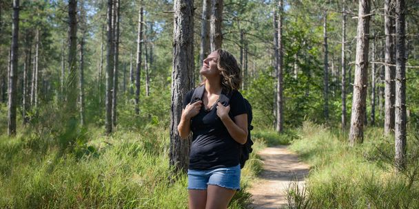 caucasian woman hiking in the french forest of Fontainebleau - Fotoğraf, Görsel