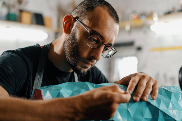 Κοντινό πλάνο: καλλιτέχνης τεχνίτης γλύπτης δημιουργεί χειροποίητο βάζο στο εργαστήριό του - Φωτογραφία, εικόνα