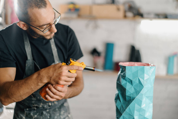 Close-up: artisan sculptor artist creates handmade vase in his workshop - Foto, Bild