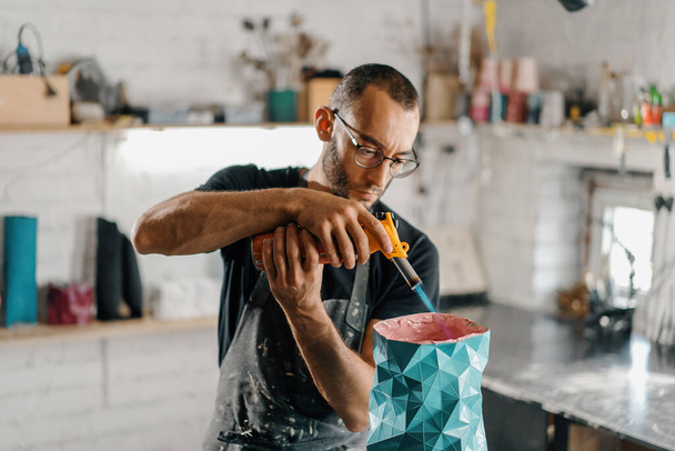 Close-up: artisan sculptor artist creates handmade vase in his workshop - Фото, зображення