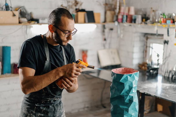 Κοντινό πλάνο: καλλιτέχνης τεχνίτης γλύπτης δημιουργεί χειροποίητο βάζο στο εργαστήριό του - Φωτογραφία, εικόνα