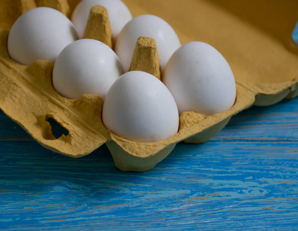 Tray of eggs on wooden background - Photo, Image
