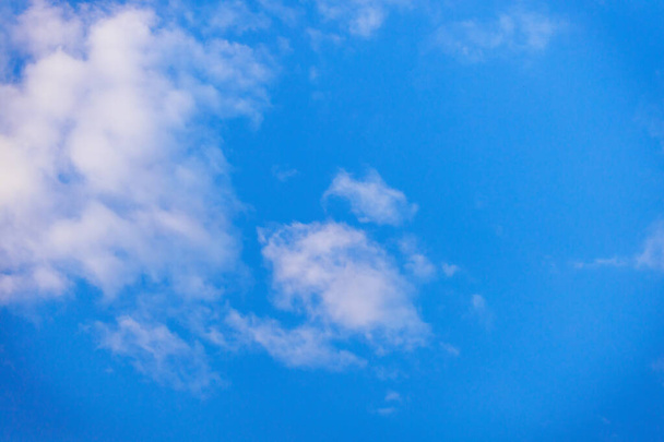 денне світле блакитне небо з білими пухнастими хмарами
 - Фото, зображення