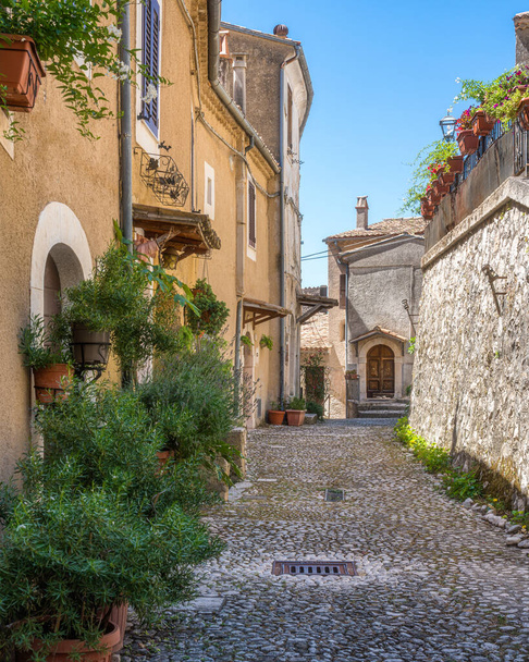 The beautiful village of San Donato Val di Comino, in the Province of Frosinone, Lazio, central Italy. - Foto, Imagen